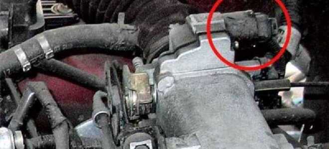 Где находится датчик холостого хода toyota corolla