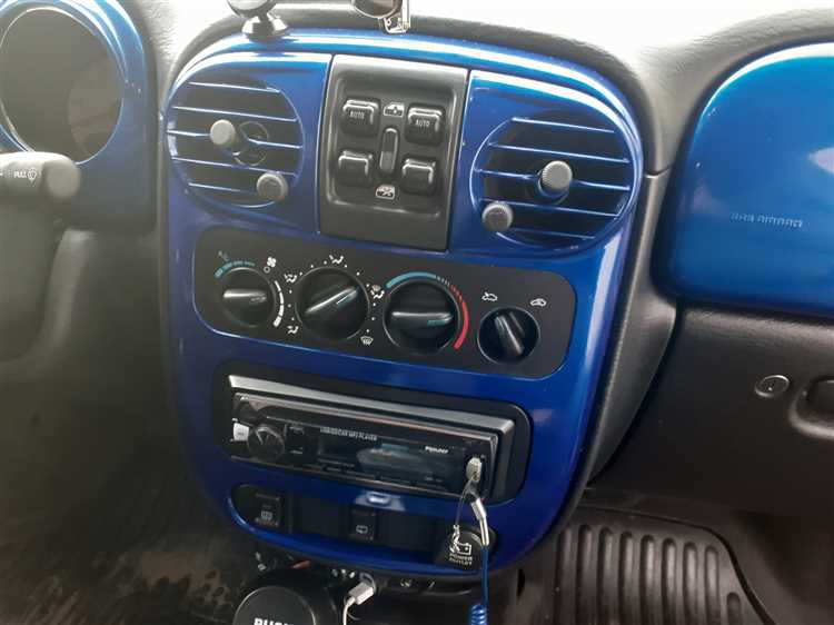 Где находится наклейка с кодом цвета на Chrysler PT Cruiser