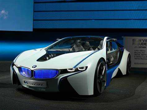 Какие характеристики двигателя BMW i8 определяют её максимальную скорость?