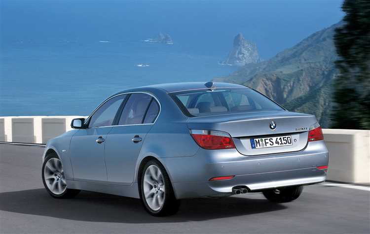 Какой запас хода у BMW 5 Series 2003 года с бензиновым двигателем?