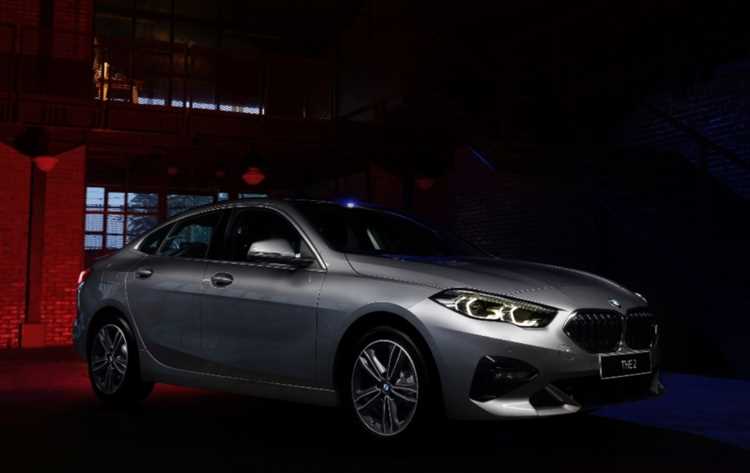 Как цена на BMW 218i зависит от года выпуска и пробега?