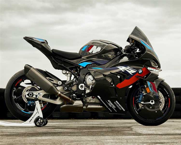 Что нужно учитывать при сравнении цен на BMW M1000RR в разных регионах?