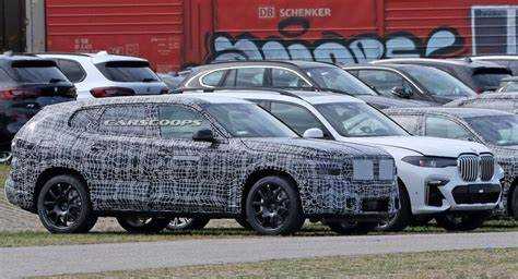 Как изменится цена BMW X8 в рублях в течение 2025 года?