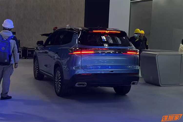 Chery Tiggo 8 Pro в 2025 году продолжает удерживать позиции одного из самых популярных кроссоверов на российском рынке. Средняя стоимость базовой комплектации на начало года составляет около undefined3 000 000 рублей</strong>, тогда как более продвинутые версии с полным приводом и расширенным набором опций могут достигать <strong>3 600 000 рублей</strong>.»></p>
<p>Основное влияние на цену оказывает выбранная комплектация, регион продажи и наличие акций от дилеров. В Москве и Санкт-Петербурге стоимость на 5–7% выше, чем в регионах. При покупке через официального дилера с участием в программах трейд-ин или кредитования можно получить скидку до <em>200 000 рублей</em>.</p>
<p>Рекомендуется обращать внимание на комплектации Prestige и Ultimate, так как они включают адаптивный круиз-контроль, систему кругового обзора и электропривод пятой двери, что значительно повышает ликвидность автомобиля при последующей перепродаже. Модификации с двухлитровым турбированным двигателем и полным приводом остаются наиболее востребованными на вторичном рынке.</p>
<h2>Актуальные цены на Chery Tiggo 8 Pro в салонах России весной 2025 года</h2>
<p><img decoding=