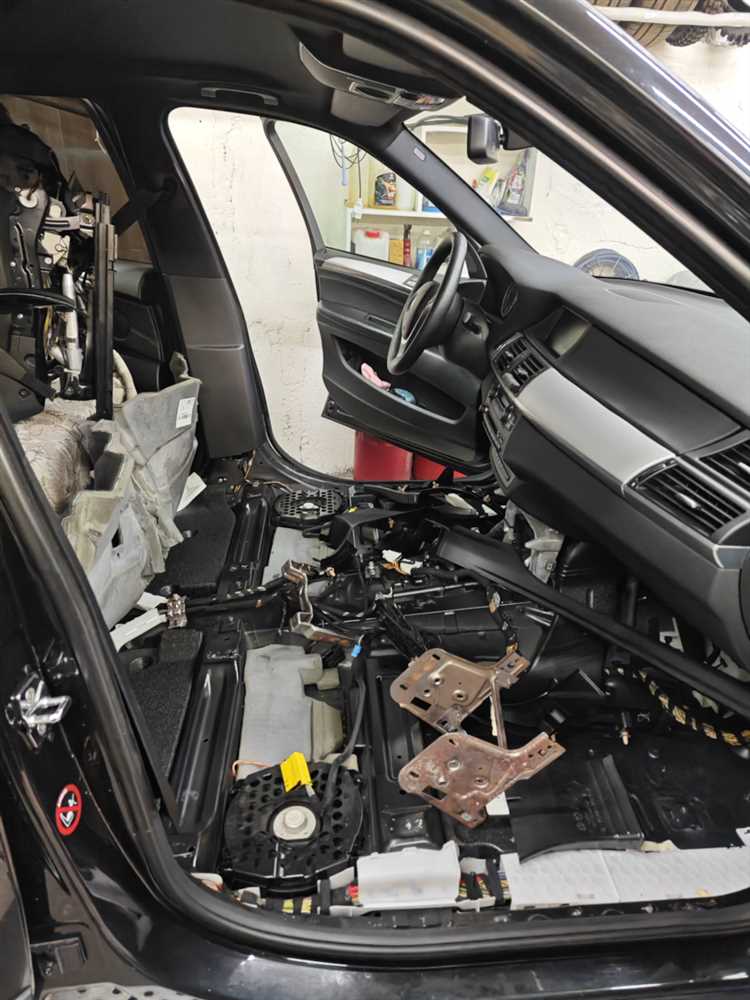 Шаги по снятию центральной панели подлокотника