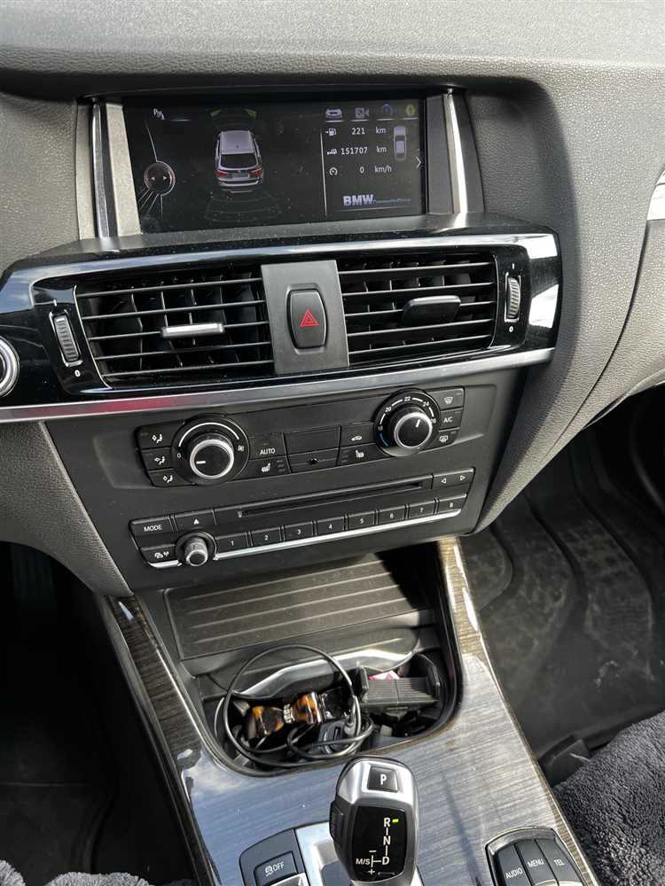 Удаление винтов и креплений бардачка BMW X3 F25