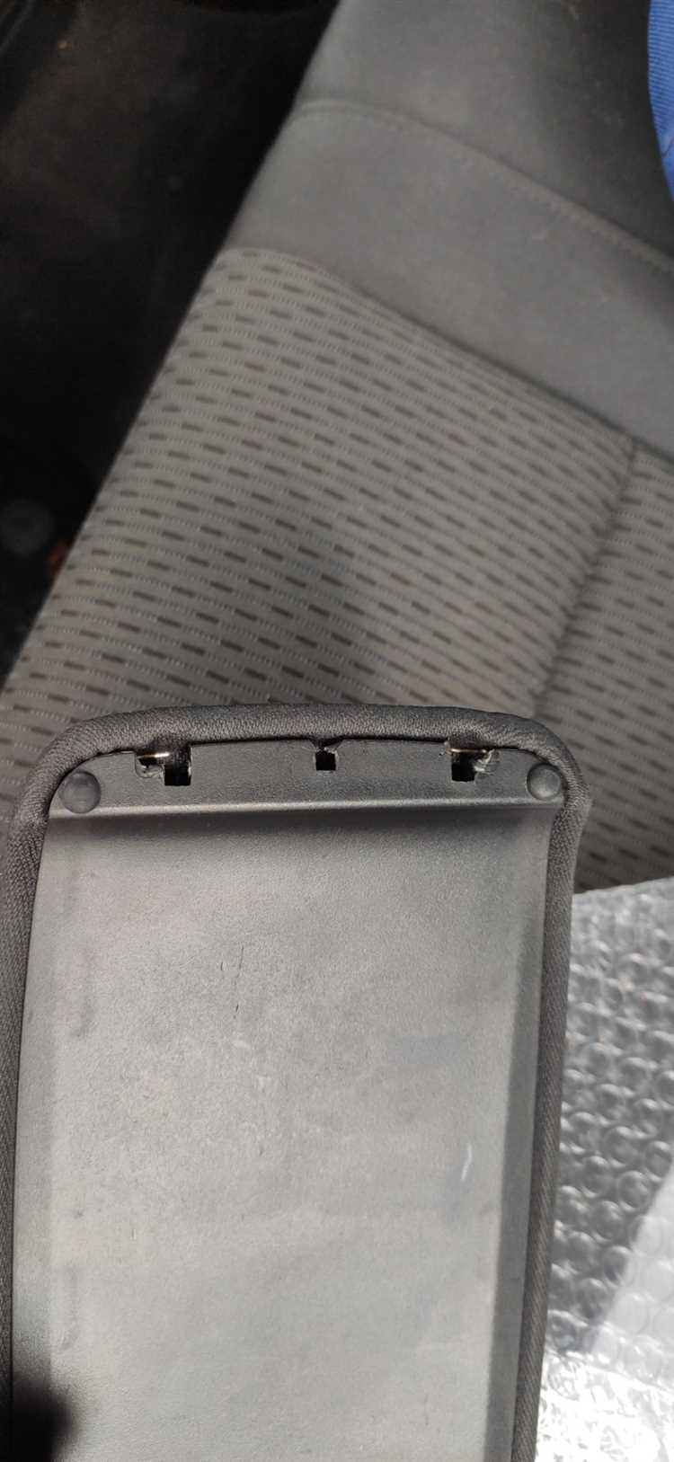 Пошаговое руководство по откручиванию винтов крышки подлокотника