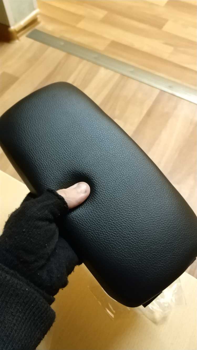 Подготовка к снятию крышки подлокотника Audi A3 8P