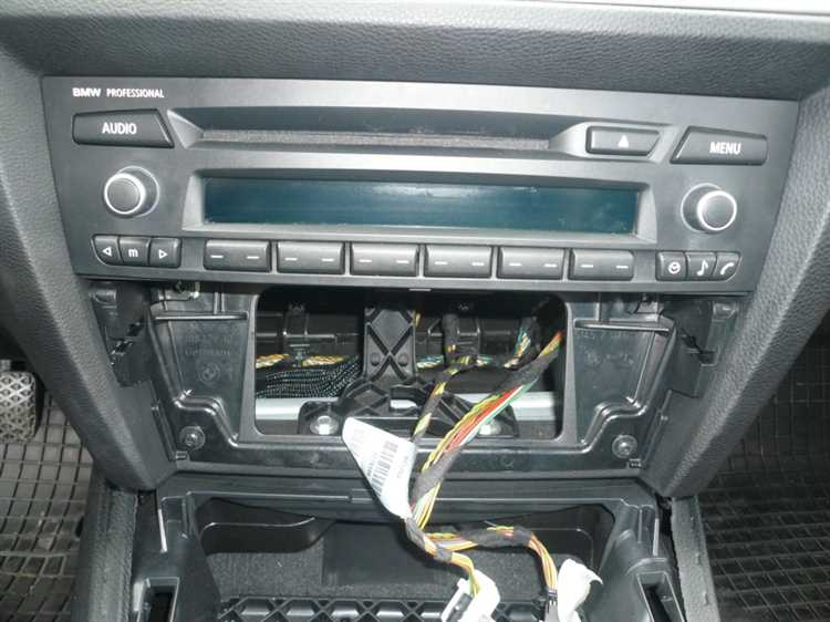 Отсоединение проводов и разъемов магнитолы BMW E90