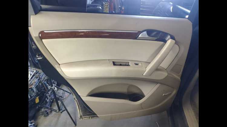 Отсоединение обшивки от дверной панели без повреждений