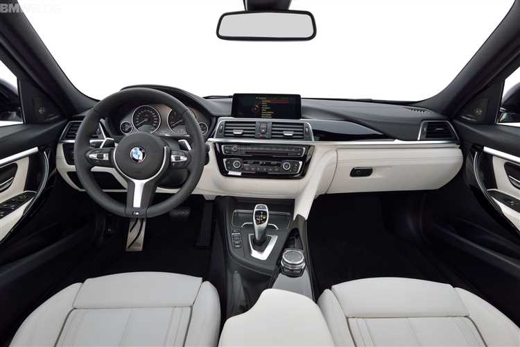 Подготовка инструментов для снятия обшивки двери BMW F30