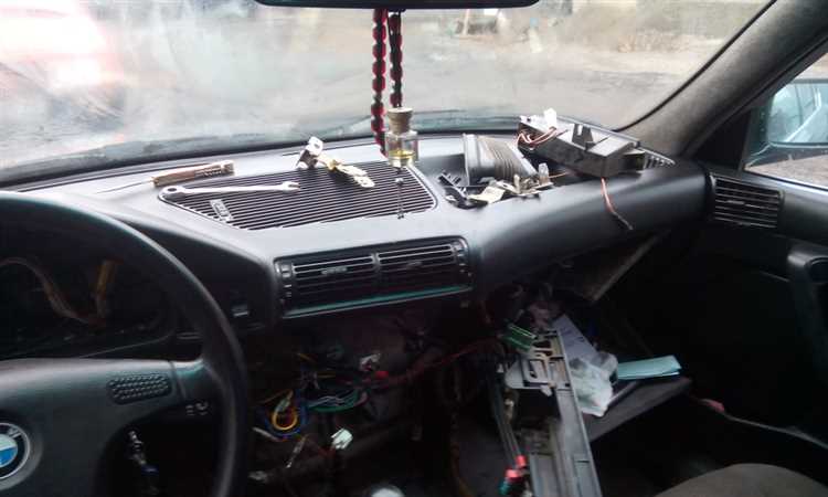 Демонтаж панели приборов и элементов обшивки