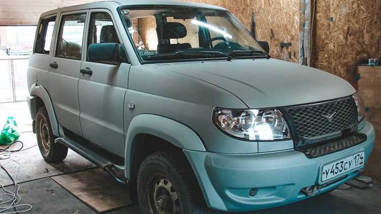 5. Применение грунтовки. Для лучшего сцепления молдинга с кузовом рекомендуется использовать грунтовку. Выбирайте универсальные грунтовки для пластика или металла, в зависимости от материала поверхности. Грунт следует наносить в два слоя с интервалом 15-30 минут.