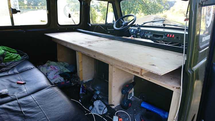 Какие материалы и инструменты понадобятся для натяжки потолка