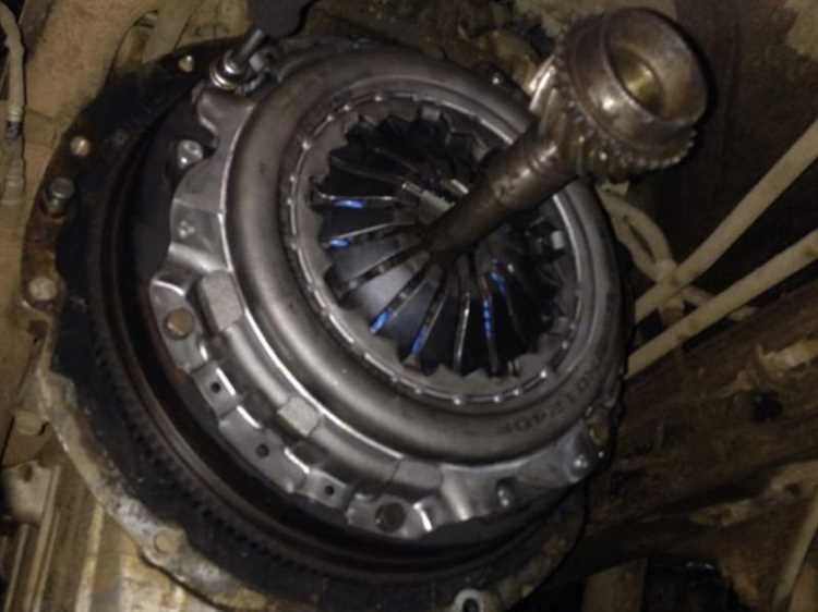 Как определить износ педали сцепления и когда её нужно регулировать