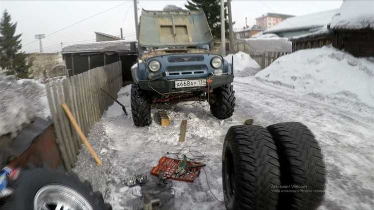 undefinedРезервное топливо</strong> – в условиях длительных поездок по бездорожью рекомендуется установить дополнительный топливный бак или канистры. Это избавит от неприятных ситуаций, когда топливо заканчивается в самых удаленных точках маршрута.»></p>
<p><strong>Защитные диффузоры и обвесы</strong> – пластиковые или металлические защиты на кузов и подвеску предотвратят повреждения при столкновении с камнями или другими препятствиями. Множество деталей можно заменить на усиленные элементы для повышения прочности.</p>
<p><strong>Система подогрева зеркал и фар</strong> – для улучшения видимости в дождливую и морозную погоду. Эти системы помогут избежать запотевания и замерзания стекол, что существенно повысит безопасность движения в сложных условиях.</p>
<p><strong>Дополнительные фары</strong> – при движении по ночному бездорожью важно иметь хорошее освещение. Установите мощные противотуманные или дальнобойные фары, которые обеспечат видимость на расстоянии 100-150 метров и лучше освещают трассу в условиях отсутствия уличного освещения.</p>
<p><strong>Пневматическая подвеска</strong> – установка пневмоподвески даст возможность адаптировать жесткость подвески в зависимости от условий. Это повышает проходимость, снижает нагрузку на кузов и улучшает управляемость на неровных дорогах.</p>
<p><strong>Система контроля давления в шинах (TPMS)</strong> – важная функция для предотвращения дефектов шин. В условиях грязи и песка изменение давления в колесах может быть критическим, поэтому данная система позволяет оперативно отслеживать ситуацию и вовремя реагировать.</p>
<p><strong>Дополнительные багажники и крепления</strong> – для перевозки инструмента, запасных частей и других необходимых предметов. Крепление для запасного колеса, дополнительные ящики для снаряжения и даже крыша для установки палатки или тента значительно повысит удобство в длительных поездках.</p>
<p><strong>Система кондиционирования и обогрева</strong> – для комфорта в разных погодных условиях. Установите кондиционер, если его нет в стандартной комплектации, а также обогрев сидений и руля, что будет полезно в холодное время года.</p>
<h2>Как правильно подготовить двигатель и систему охлаждения для эксплуатации в грязевых условиях</h2>
<p><img decoding=