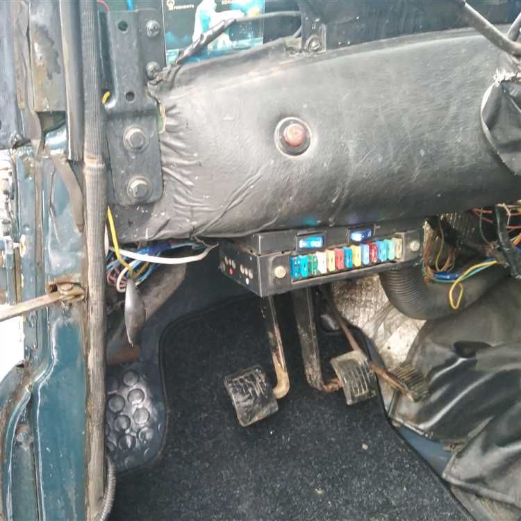 undefined3. Подготовка стекла.</strong> Перед установкой нового стекла очистите его от грязи, пыли и следов старого герметика. Поверхность стекла должна быть полностью сухой, чтобы уплотнитель и герметик могли прочно приклеиться. Наносите герметик равномерно по краям стекла, избегая слишком толстого слоя, который может привести к излишним остаткам при посадке.»></p>
<p><strong>4. Установка стекла.</strong> Вставляйте стекло в раму с особым вниманием к уголкам, которые могут потребовать дополнительного усилия для точной посадки. Лучше всего начинать с верхнего угла, аккуратно опуская стекло на место. Не спешите: убедитесь, что стекло входит в уплотнитель равномерно по всему периметру. После установки, аккуратно проверьте, чтобы стекло не сдвигалось и не имело зазоров по краям.</p>
<p><strong>5. Закрепление стекла.</strong> Когда стекло зафиксировано в правильном положении, можно переходить к закреплению с помощью специальных клипс или стяжных шнуров, если это предусмотрено конструкцией. Этап закрепления особенно важен для предотвращения смещения стекла при его эксплуатации. Убедитесь, что стекло зафиксировано надёжно и не двигается даже при лёгком нажатии.</p>
<p><strong>6. Герметизация.</strong> После установки стекла, уделите внимание окончательной герметизации. Нанесите герметик по всему периметру стекла и уплотнителя, следя за тем, чтобы не было пробелов и пузырей. Герметик должен полностью заполнять зазор между стеклом и кузовом, обеспечивая долговечность соединения. Рекомендуется использовать силиконовый герметик, который сохраняет свою эластичность и не поддаётся воздействию температурных колебаний.</p>
<p>После завершения работы дайте герметику время для полного высыхания (обычно около 24 часов), прежде чем эксплуатировать автомобиль. Это обеспечит надёжную посадку стекла и предотвратит возможные утечки.</p>
<h2>Герметизация и проверка на отсутствие протечек</h2>
<p><img decoding=