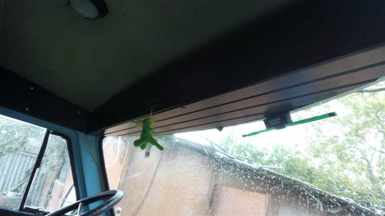 Для выбора материала важно учитывать не только стоимость и прочность, но и способ крепления полки в кабине, а также предполагаемую нагрузку. Для легких предметов достаточно МДФ или фанеры, а для более тяжелых – фанера или металл.