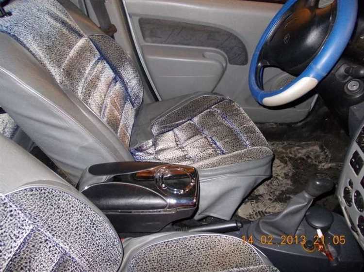 Как установить подлокотник с дополнительными функциями хранения