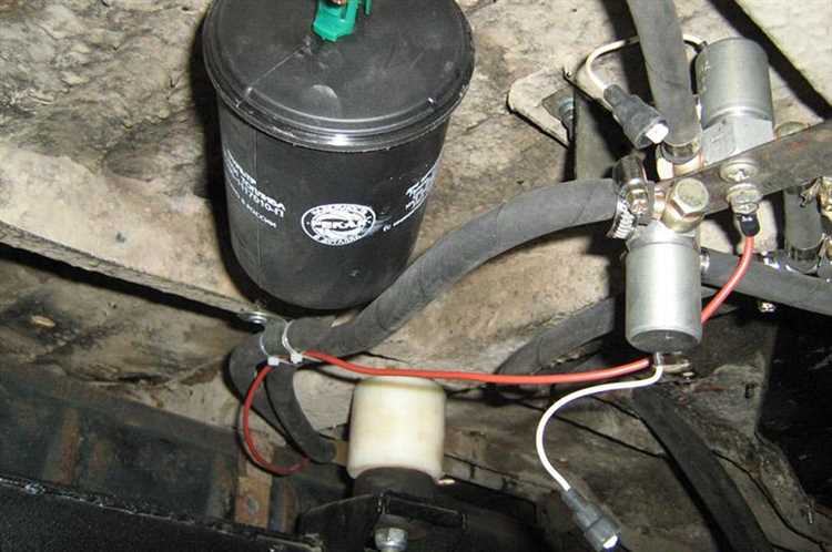 Использование шланга для самотёчного слива через горловину