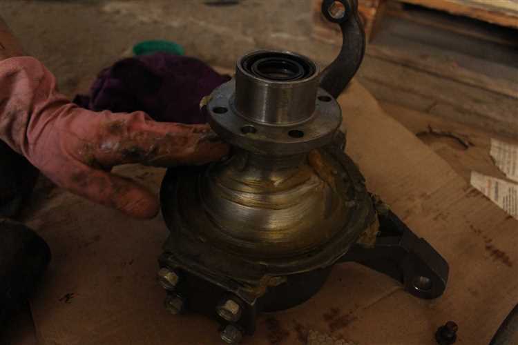 3. undefinedМолоток с пластиковой или резиновой головкой</strong> – используется для аккуратного снятия или установки поворотного кулака. Пластиковая или резиновая головка помогает избежать повреждения деталей при работе.»></p>
<p>4. <strong>Ключ для втулок</strong> – в случае необходимости замены или ослабления втулок поворотного кулака, ключ с небольшим диаметром обеспечит необходимое усилие при их извлечении.</p>
<p>5. <strong>Отвертки</strong> – понадобятся для работы с мелкими крепежами и защитными крышками, если они есть. Для этого подойдут отвертки с магнитными наконечниками, чтобы не потерять мелкие детали.</p>
<p>6. <strong>Съемник</strong> – если потребуется снять подшипники или другие элементы из кулака, съемник с подходящими насадками будет незаменим.</p>
<p>7. <strong>Щетка для очистки</strong> – перед нанесением смазки важно очистить детали от грязи и старой смазки. Лучше использовать щетку с металлическими или нейлоновыми щетинами, чтобы не повредить поверхности.</p>
<p>8. <strong>Специализированная смазка</strong> – для правильной работы кулака рекомендуется использовать смазку, предназначенную именно для шарниров и подшипников поворотных кулаков. Она должна быть стойкой к высоким нагрузкам и устойчивой к воздействию внешней среды.</p>
<h2>Как снять и разобрать поворотный кулак для смазки</h2>
<p><img decoding=