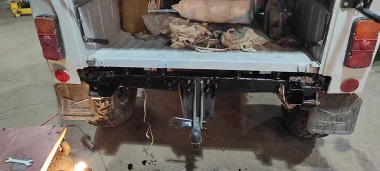 Как снимается дверная петля на уаз 469б