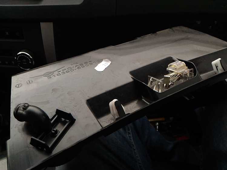 Разъединение проводки и креплений к бардачку