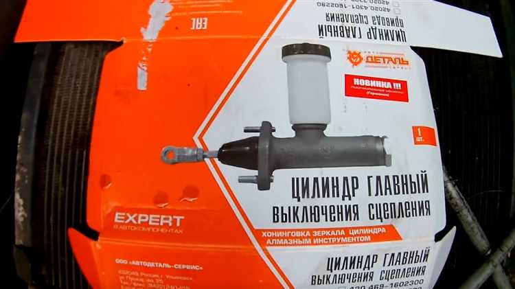 2. Подключите трубку для подачи жидкости, следя за тем, чтобы не было перекручиваний или изгибов, которые могут повлиять на нормальную работу системы. Плотно закрепите трубку с помощью соответствующих хомутов, чтобы избежать протечек.