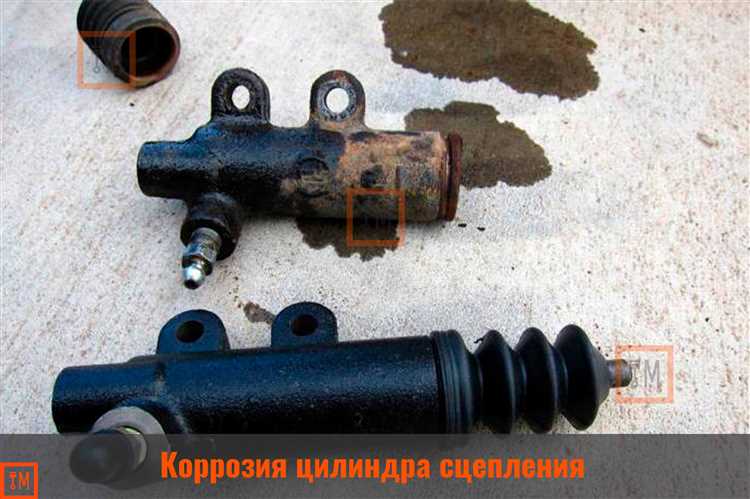 Снятие главного цилиндра сцепления с креплений
