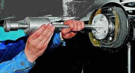 Откручивание фланца привода и освобождение полуоси
