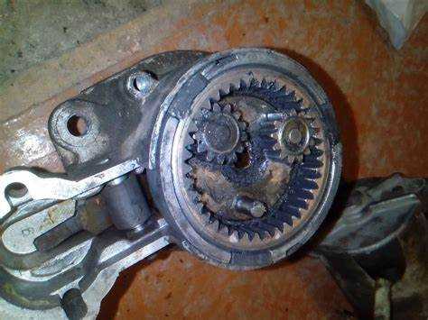 undefined5. Сборка</strong>. После выполнения всех манипуляций установите спидометр на место и проверьте его работу. Если стрелка двигается плавно и без затруднений, значит, проблема устранена.»></p>
<p>Если указанные действия не помогли, возможно, проблема связана с неисправностью самого механизма стрелки или повреждением шестеренок внутри спидометра. В этом случае лучше обратиться к специалистам для диагностики и ремонта устройства.</p>
<h2>Проверка работы спидометра после снятия стрелки</h2>
<p><img decoding=