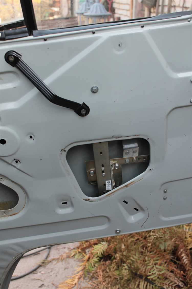 Выбор типа стеклоподъемника: ручной или электрический