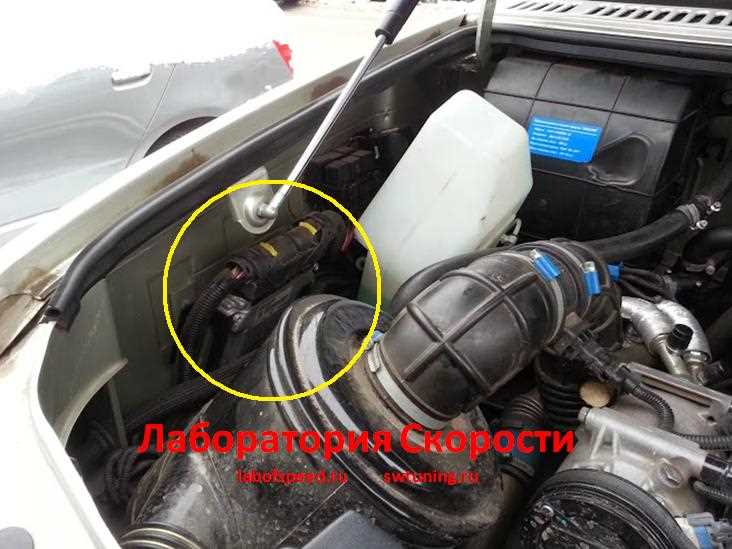Как закрепить бензобак с помощью металлических хомутов и кронштейнов