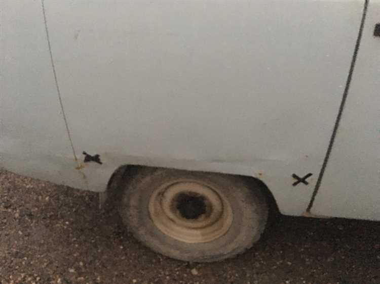 Шаги для снятия старой приемной трубы с системы выпуска