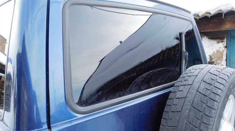 Доступ к узлу крепления заднего дворника