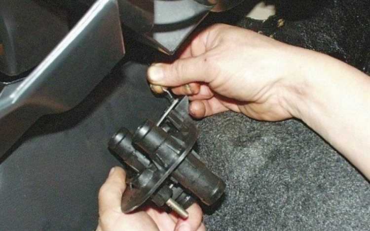 Расположение краника печки в салоне автомобиля ВАЗ 2111