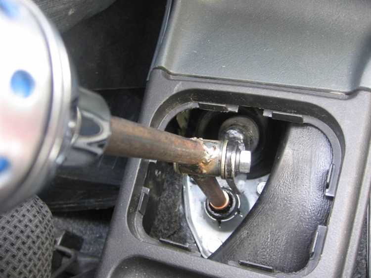 undefined3. Проверка на наличие люфта</strong>. Установите карданчик обратно на место и попробуйте пошатать его вручную. Люфт в карданчике или в соединениях может свидетельствовать о проблемах с деталями или неисправности крепежных элементов.»></p>
<p><strong>4. Проверка подшипников</strong>. Если в конструкции карданчика предусмотрены подшипники, они должны вращаться плавно, без заеданий и шума. При наличии сопротивления или скрежета, подшипники следует заменить.</p>
<p><strong>5. Оценка состояния крестовины</strong>. Крестовина карданчика не должна иметь трещин или деформаций. При наличии трещин или признаков ржавчины её необходимо заменить, чтобы избежать поломки во время эксплуатации.</p>
<p>Если при проверке обнаружены признаки износа или повреждения, замените поврежденные детали до того, как начнете настройку. Это обеспечит правильную работу кулисы и предотвращение дальнейших поломок.</p>
<h2>Инструменты для регулировки карданчика кулисы ВАЗ 2115</h2>
<p><img decoding=