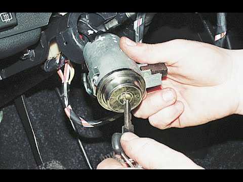 Как снять и осмотреть замок капота