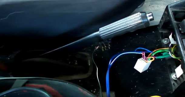 Для регулировки ручного тормоза необходимо приподнять заднюю часть автомобиля и снять колесо. Затем демонтируется тормозной барабан. Внутри видна пара тормозных колодок, одна из которых оснащена регулировочным эксцентриком. Поворачивая этот винт при помощи отвертки или рожкового ключа, добиваются минимального зазора между колодкой и барабаном. Колесо должно вращаться с легким сопротивлением.