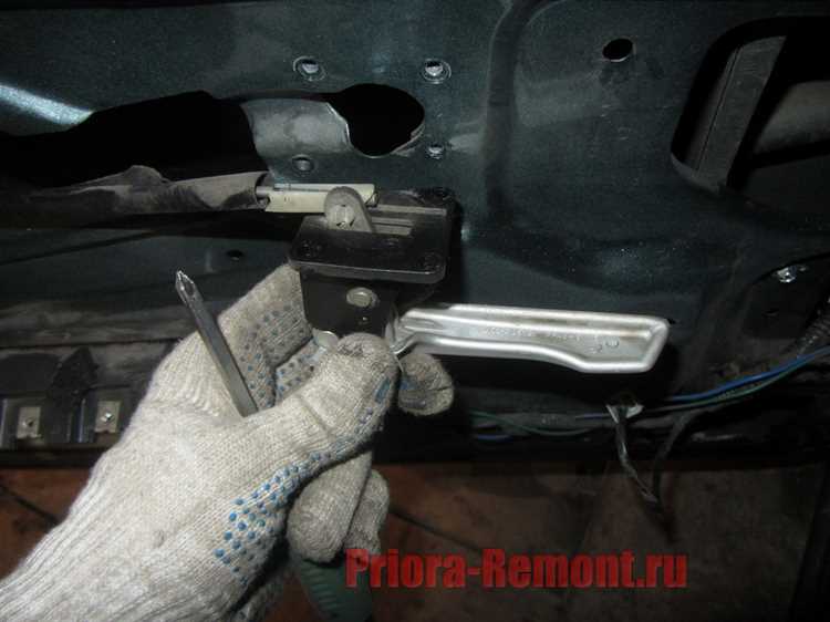 Проверка целостности внутренних деталей после снятия ручки