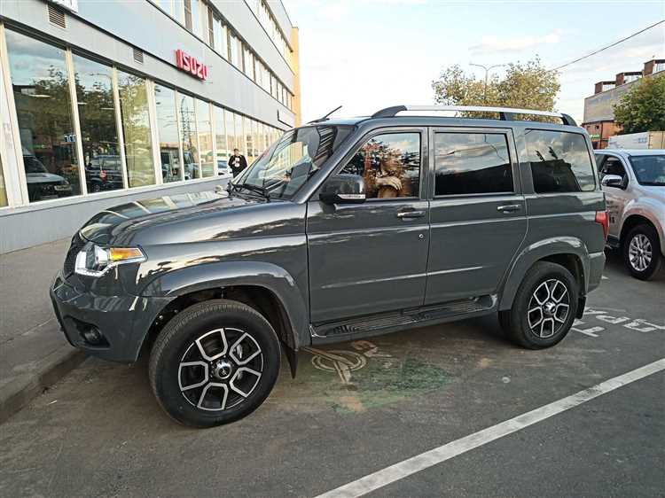 Еще одним соперником является SsangYong Rexton, который в 2025 году доступен с автоматом и полным приводом. Цена нового SsangYong Rexton начинается от 3,2 млн рублей. При этом Rexton предлагает более премиальные характеристики, такие как более мощный двигатель и лучшее оснащение, что оправдывает более высокую цену по сравнению с УАЗ Патриот.