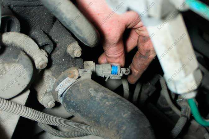 Как правильно отключить аккумулятор перед работой с датчиком