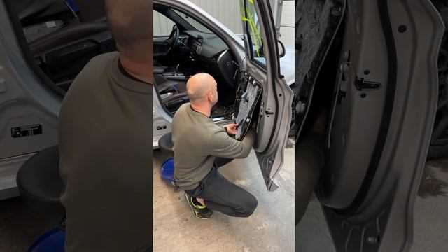 Установка нового бокового стекла в дверной проём