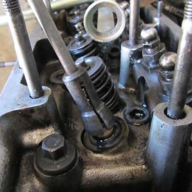 Процесс установки новых маслосъемных колпачков