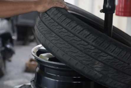 Заключительный этап – это извлечение лома и полное отсоединение шины от обода. После этого можно продолжить работу с демонтированным колесом, например, провести замену камеры или шин.