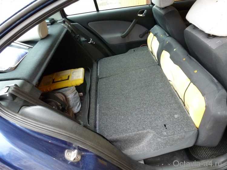 Порядок складывания спинки сиденья с левой и правой стороны