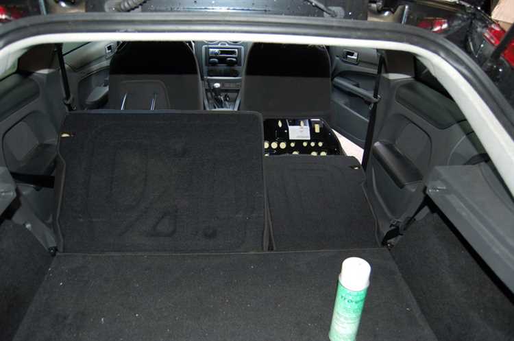 5. Убедитесь, что механизм зафиксировался, надавив на спинку сиденья, чтобы удостовериться в надежности крепления.