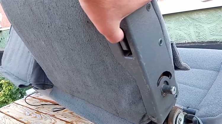 Как разблокировать замок спинки заднего сиденья