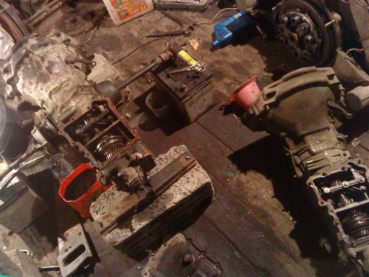 Корпус зажимается в тиски с резиновыми накладками. Сначала извлекается штуцер прокачки и упорная шайба. Затем аккуратно выдавливается поршень, используя сжатый воздух, подаваемый через штуцер. При этом важно держать корпус направленным в сторону мягкой подложки – поршень может вылететь с силой. После этого удаляются уплотнительные кольца и очищаются посадочные поверхности.