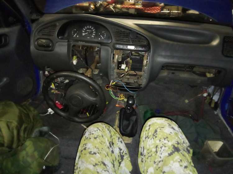 Удаление обшивки дверей заднего ряда